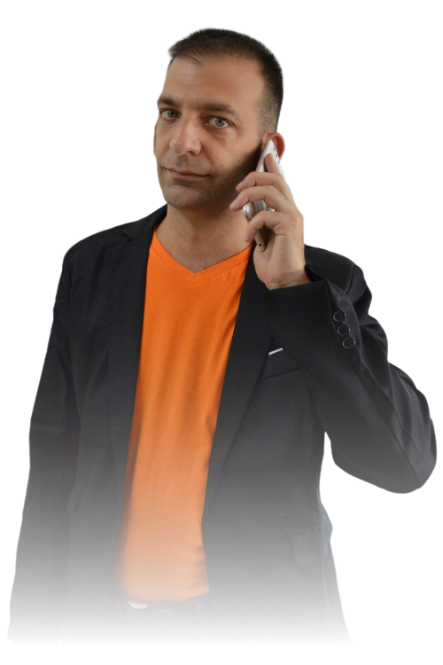 גרשון מחזיק טלפון נייד